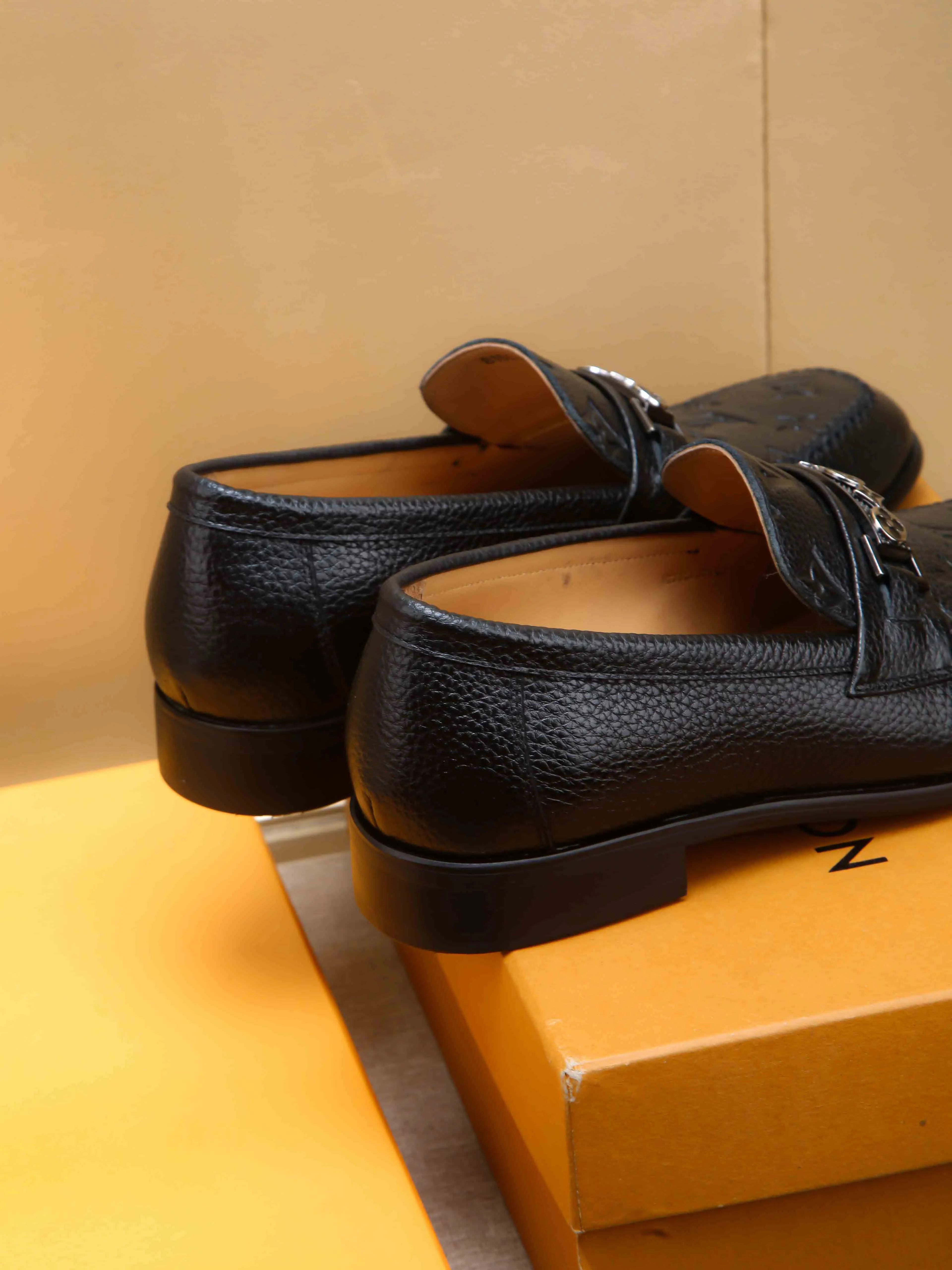Men's shoes 💰 460 💰 Louis Vuitton LV ® 🆕 model 🔛Full shoe counter, first layer cowhide, 🐂leather lined casual shoes for men, super soft outsole, essential for driving. Counter synchronization, original first layer cowhide, completely 1:1 mold customization🌹top version, color optional! Number: 39-44 (customized at 38.45)